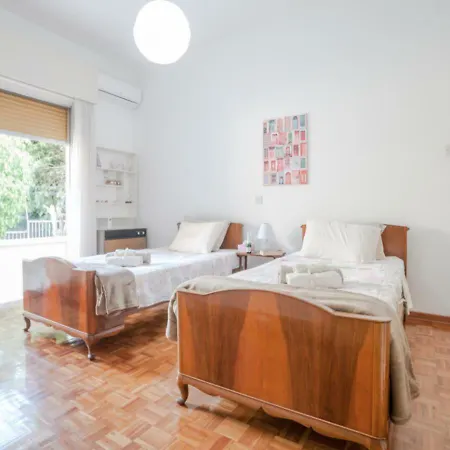 Sunny Family By The * 利马索尔